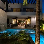 Villa With Jacuzzi & Pool With Great Concierge Service