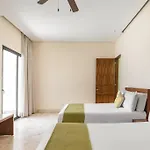 With Jacuzzi & Pool With Great Concierge Service Villa