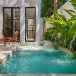 Jackpot Villa.4 Br-2 Private Pools.Near Beach/Town