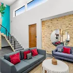 Private Pool, Furnished 3Bed Luxury Gateway