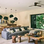 Kuotoch Jungle Retreat-chef & Yacht Villa