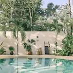 Kuotoch Jungle Retreat-chef & Yacht *