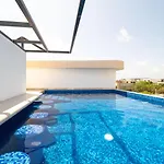 King With Private Balcony, Gym And Rooftop Pool Сasa de vacaciones *