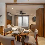 King With Private Balcony, Gym And Rooftop Pool