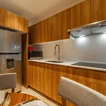King With Private Balcony, Gym And Rooftop Pool *