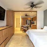 King With Private Balcony, Gym And Rooftop Pool Сasa de vacaciones