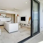 Beautiful Apartment With Rooftop Pool, Fitness Area, & Balcony