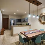 Luxury Poolside Gem With Pool, Jacuzzi & Gym