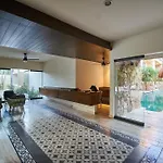 Luxury Poolside Gem With Pool, Jacuzzi & Gym Apartamento