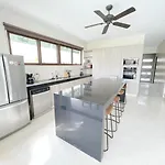 Villa Luxury House Tomanoa - 10pers - 4rooms - Pool - Hotjacuzzi - Speed Wifi -waterfall