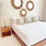 Luxury House Tomanoa - 10pers - 4rooms - Pool - Hotjacuzzi - Speed Wifi -waterfall *