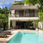 Villa Luxury House Tomanoa - 10pers - 4rooms - Pool - Hotjacuzzi - Speed Wifi -waterfall
