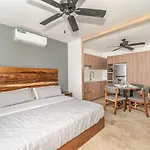 King With Private Balcony, Rooftop Pool, Gym Сasa de vacaciones