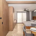 King With Private Balcony, Rooftop Pool, Gym *