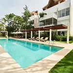 Premium Condo With 2 Pools, Gym, Yoga Deck, Bbq Grill & Security