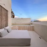 Stylish Mexican Interior Ph- Private Rooftop -gated Community