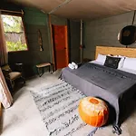 Amana , Front Hotel