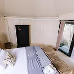 Amana , Front Hotel