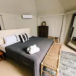 Amana , Front Hotel