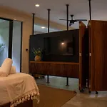 Spacious 1br With Priv Pool Gym Garden Downtown *