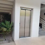 Enmedio De La Zona Hotelera Y El Centro