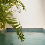Otonomus Apartahotel *