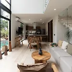 4br Modern Luxury With Private Pool & Concierge Service In
