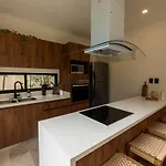 4br Modern Luxury With Private Pool & Concierge Service In Villa