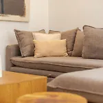 Tropical Retreat: Scooters, Hot Tub, Pool, Projector