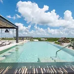 Apartamento Modern Retreat With Private Garden And Jacuzzi