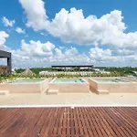 Modern Retreat With Private Garden And Jacuzzi Apartamento