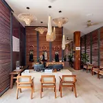 Modern Retreat With Private Garden And Jacuzzi