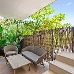 Apartamento Modern Retreat With Private Garden And Jacuzzi