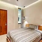 Modern Retreat With Private Garden And Jacuzzi Apartamento