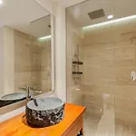 Modern Retreat With Private Garden And Jacuzzi *