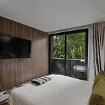 New Luxury 4-bedroom With Private Pool & Access - Barney's Ny