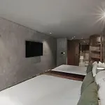 New Luxury 4-bedroom With Private Pool & Access - Barney's Ny