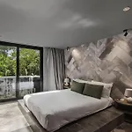 New Luxury 4-bedroom With Private Pool & Access - Barney's Ny Villa