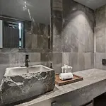 New Luxury 4-bedroom With Private Pool & Access - Barney's Ny *