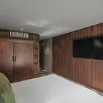 New Luxury 4-bedroom With Private Pool & Access - Barney's Ny