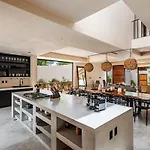 5-bedroom Private House With Pool In