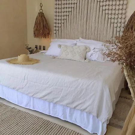 Super Boho Style Private Pool, Terrace & Hammock Hi-speed Wi-fi Apartment