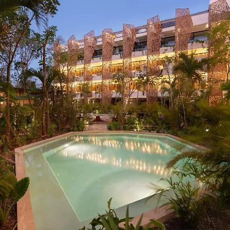 Jade Hotel *