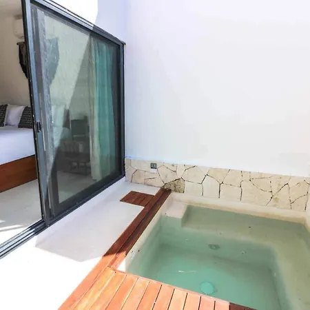 Spectacular Jungle In The Jungle Rooftop Pool Gym Bbq Apartment *