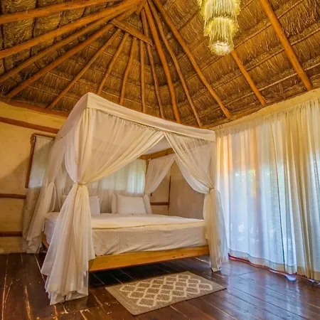Selvaluz & * Tulum