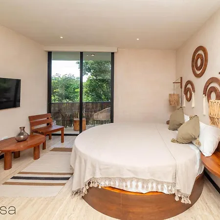 Ophelia Hotel *