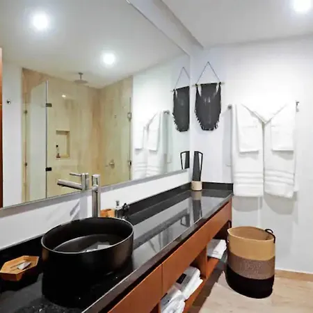 Luxe Studio In With Panoramic Views, Four Pools & Gym Apartment *