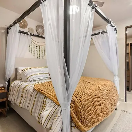 Casa Ohana~3br W/ Private Pool & Rooftop Jacuzzi, Wifi, Gym, & 5 Km To