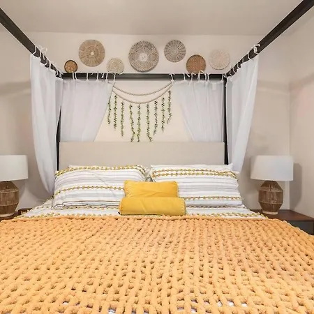 Villa Casa Ohana~3br W/ Private Pool & Rooftop Jacuzzi, Wifi, Gym, & 5 Km To *