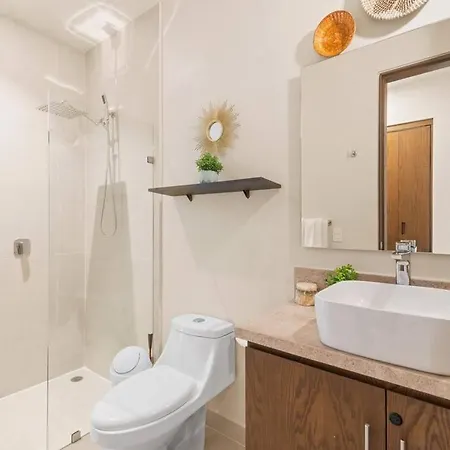 Villa Casa Ohana~3br W/ Private Pool & Rooftop Jacuzzi, Wifi, Gym, & 5 Km To *